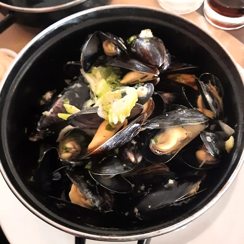 Cassolette fumante servie à table